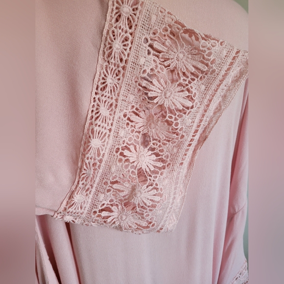 Lace trimmed robe in soft pink flowy fabric - Picture 4 of 6